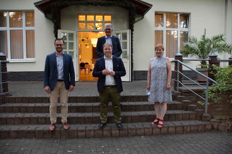 v.l.: Dr. Jan Redmann MdL, Sebastian Steineke MdB, Sigrid Nau (Vors. Kreistag OPR) und der Staatssekretär im Bundeslandwirtschaftsministerium Uwe Feiler MdB (hinten) v.l.: Dr. Jan Redmann MdL, Sebastian Steineke MdB, Sigrid Nau (Vors. Kreistag OPR) und der Staatssekretär im Bundeslandwirtschaftsministerium Uwe Feiler MdB (hinten)