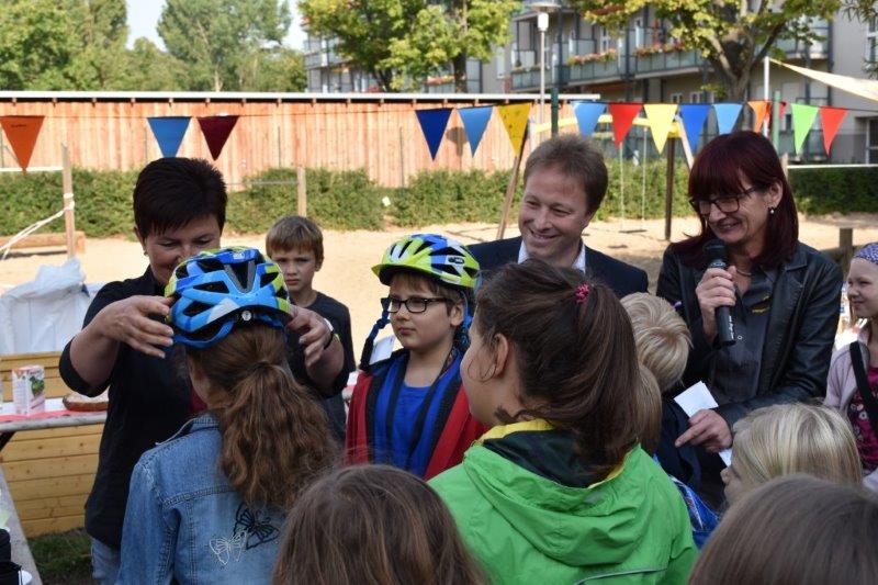 Sebastian Steineke MdB heute auf dem Schulhof der Evangelischen Schule Sebastian Steineke MdB heute auf dem Schulhof der Evangelischen Schule